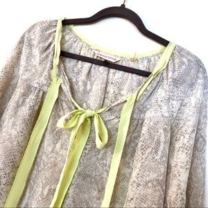 Snake print silk top 🍋 🐍💛